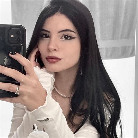 jullia bates (@julliabates) começou uma LIVE .